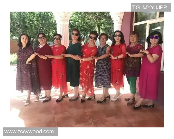 中国辣妈与足球明星亲密合影展现母爱与运动激情的完美结合 中国辣妈与足球明星亲密合影展现母爱与运动激情的完美结合