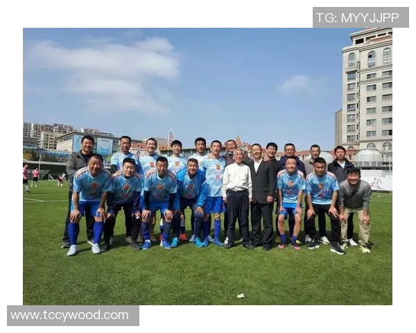 全球足球明星齐聚一堂精彩瞬间大合照展示足坛传奇风采与友谊